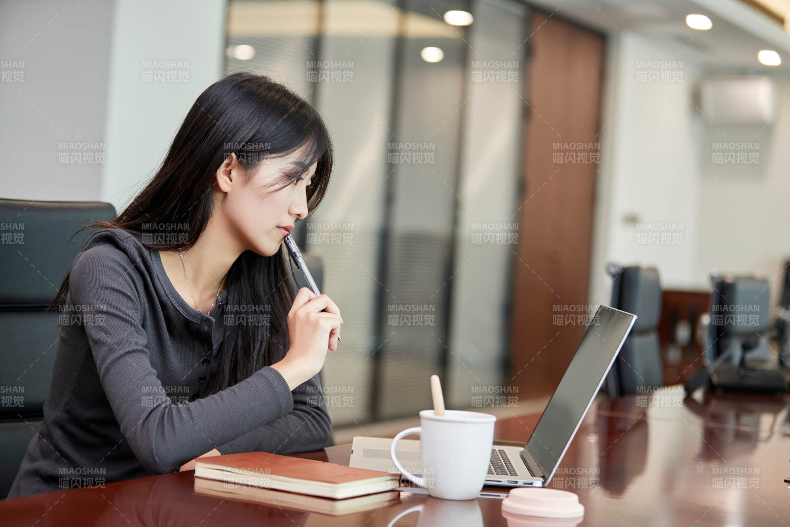 在室內使用電腦辦公的亞洲白領女性