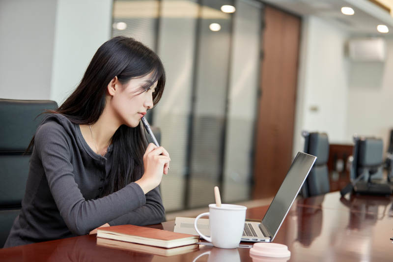 在室内使用电脑办公的亚洲白领女性