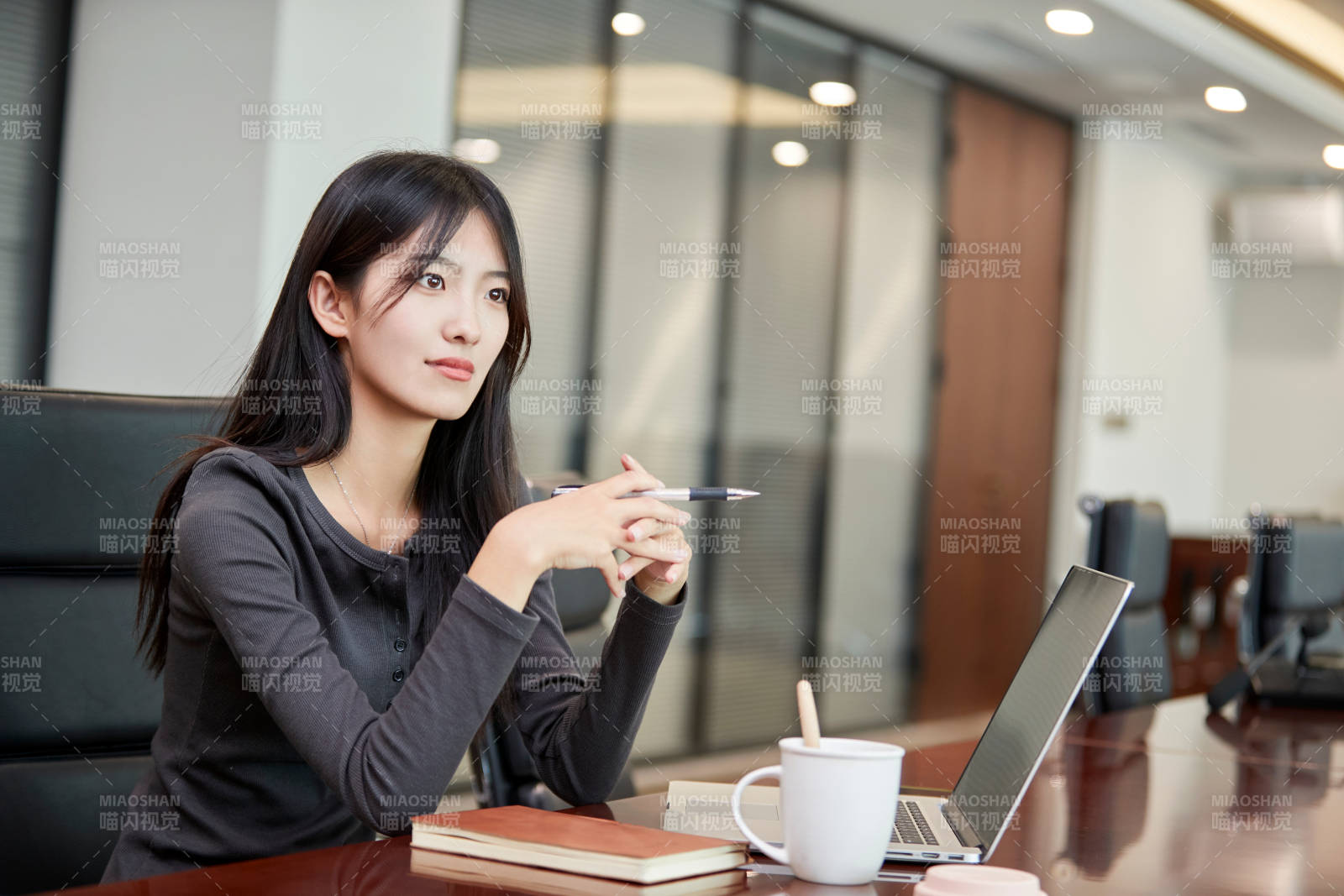 在室內使用電腦辦公的亞洲白領女性