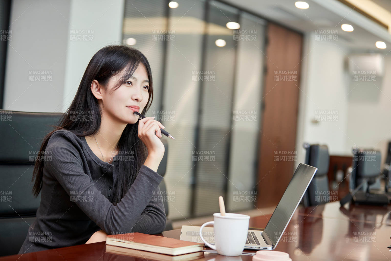 在室內使用電腦辦公的亞洲白領女性