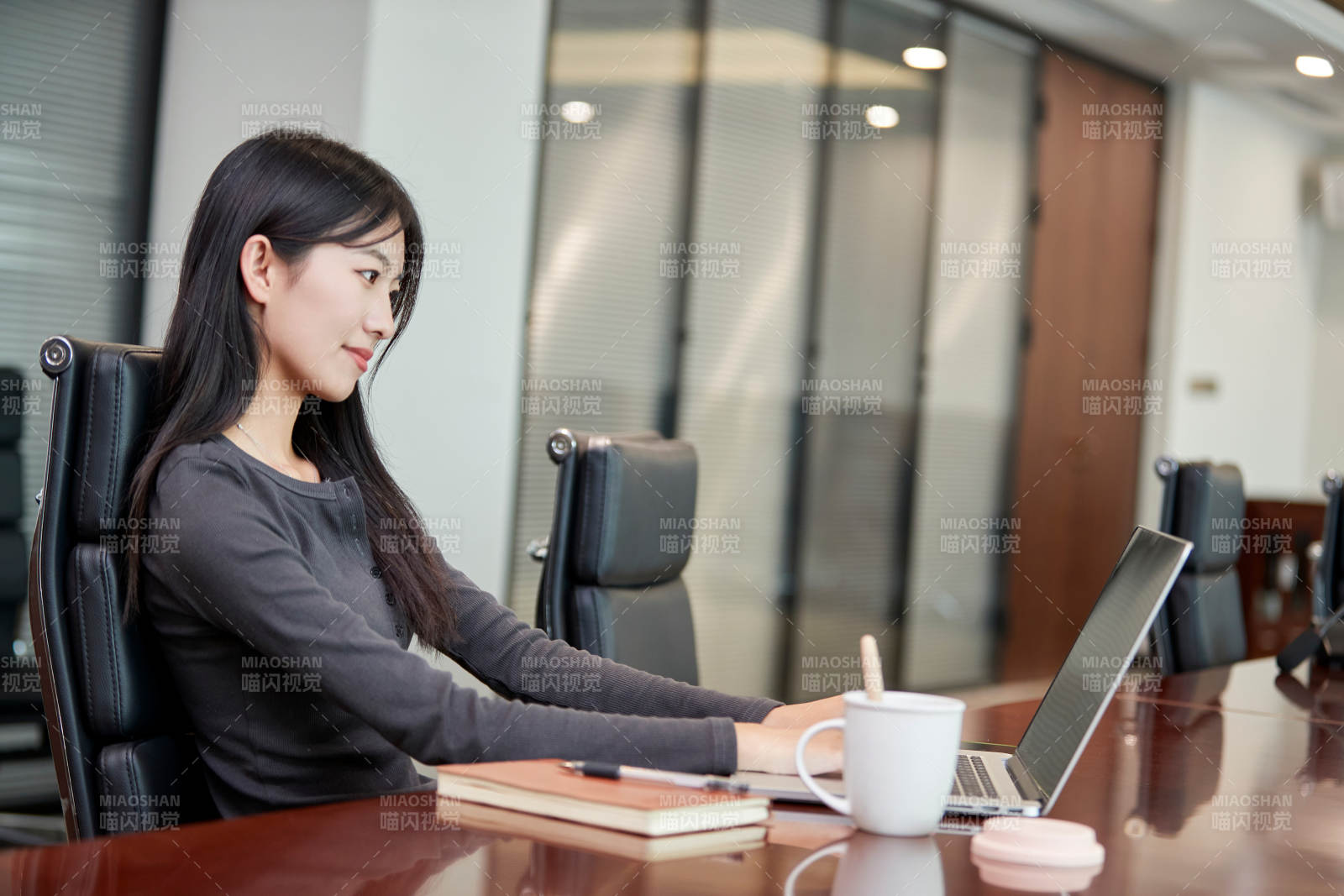 在室內(nèi)使用電腦辦公的亞洲白領女性