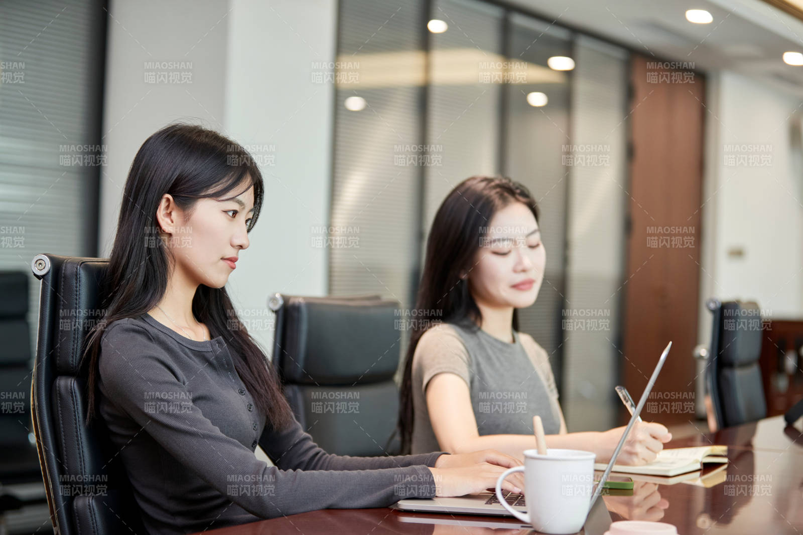 在室內使用電腦辦公的亞洲白領女性