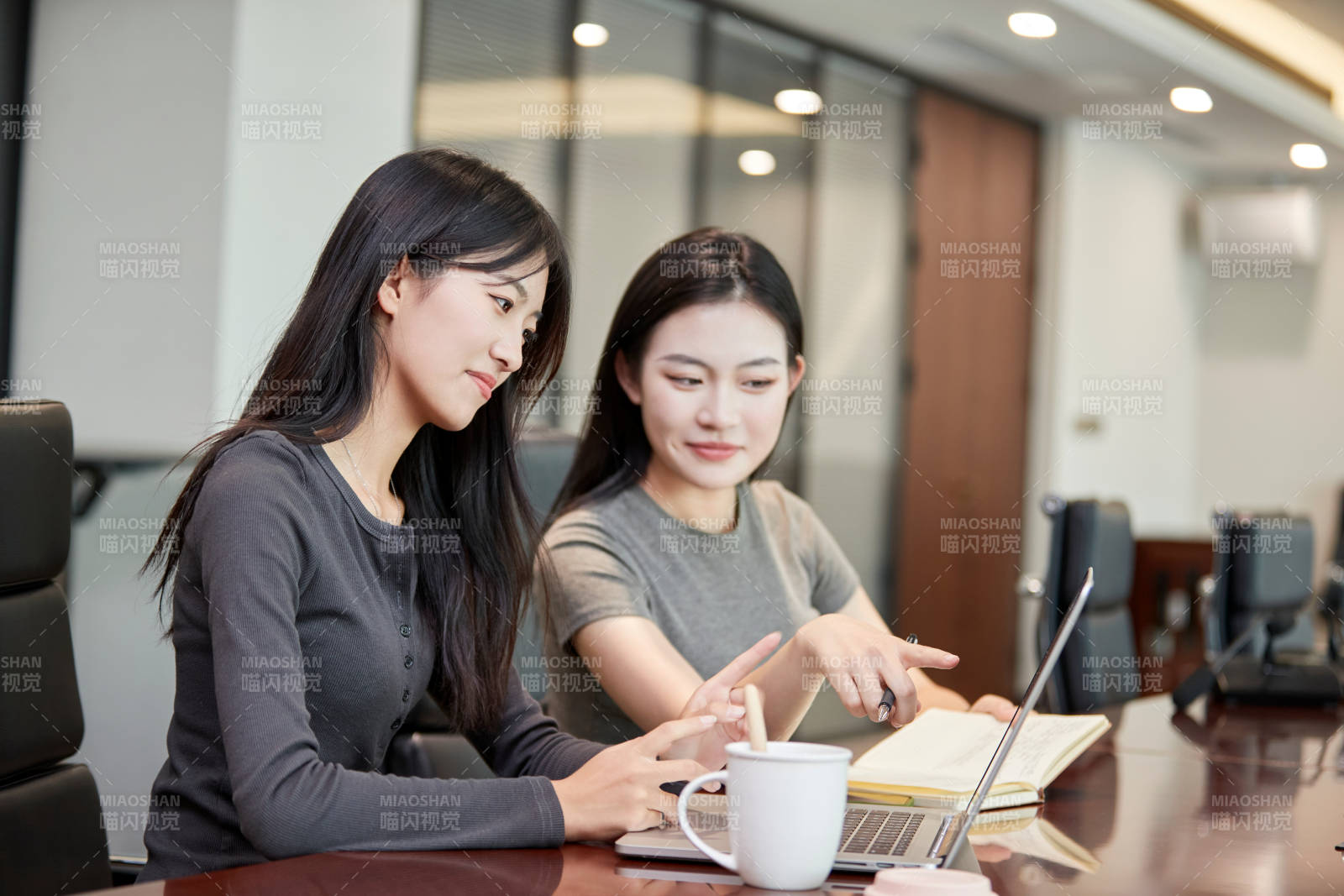 在室內使用電腦辦公的亞洲白領女性