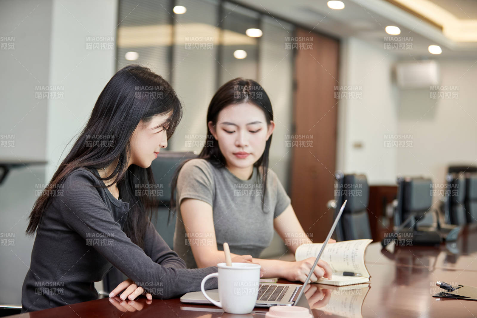 在室內使用電腦辦公的亞洲白領女性