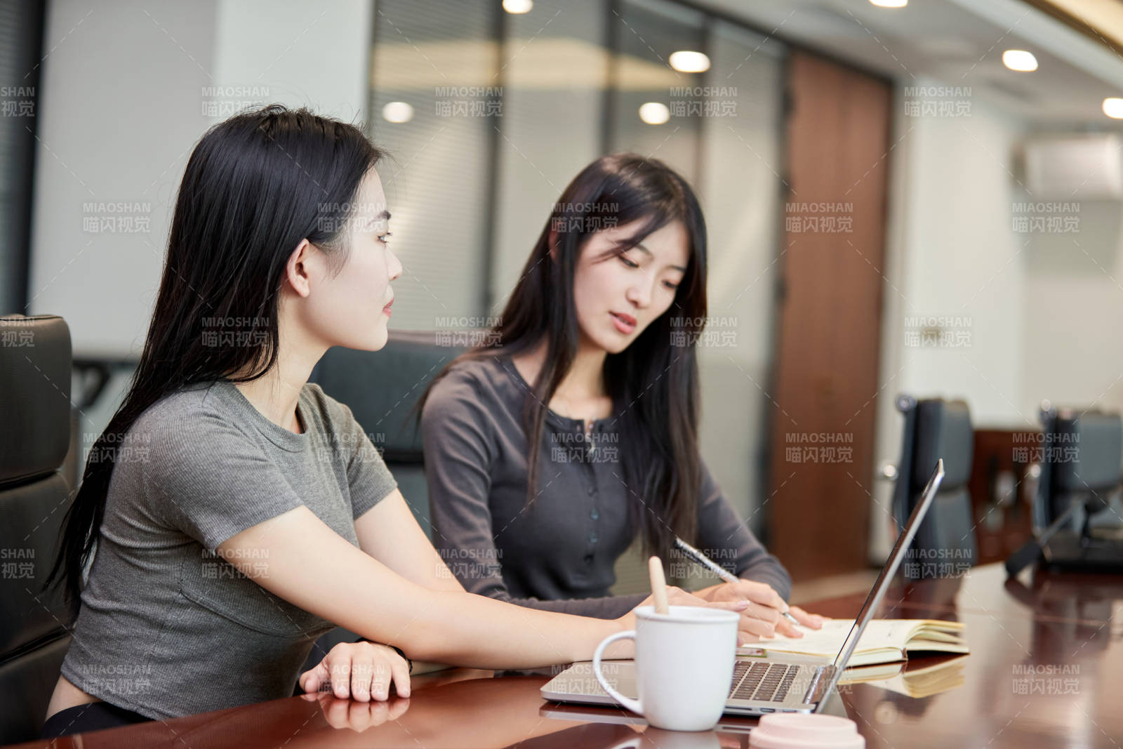 在室內(nèi)使用電腦辦公的亞洲白領(lǐng)女性