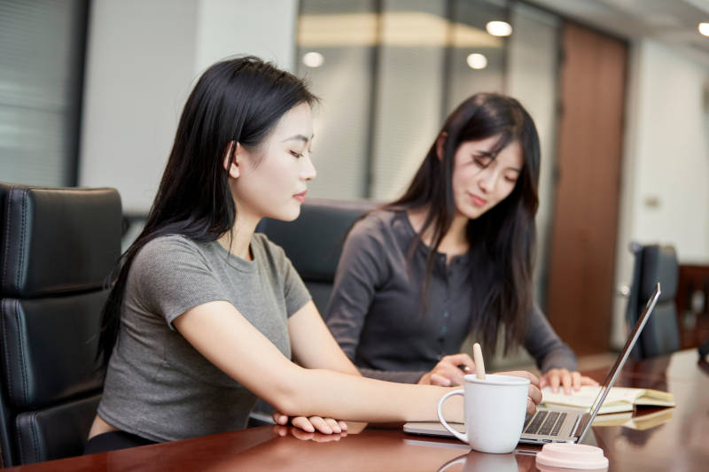 在室内使用电脑办公的亚洲白领女性