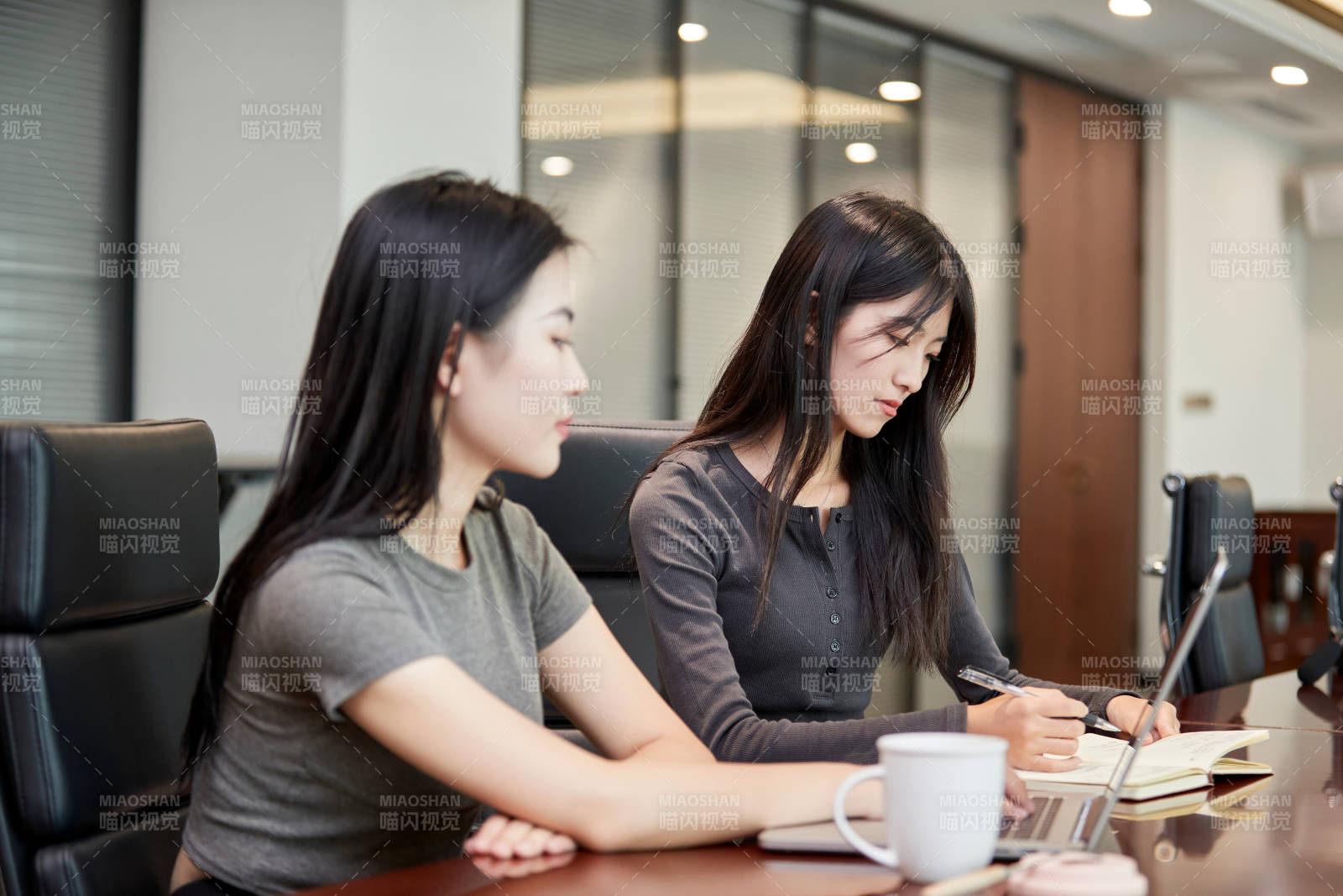 在室內使用電腦辦公的亞洲白領女性
