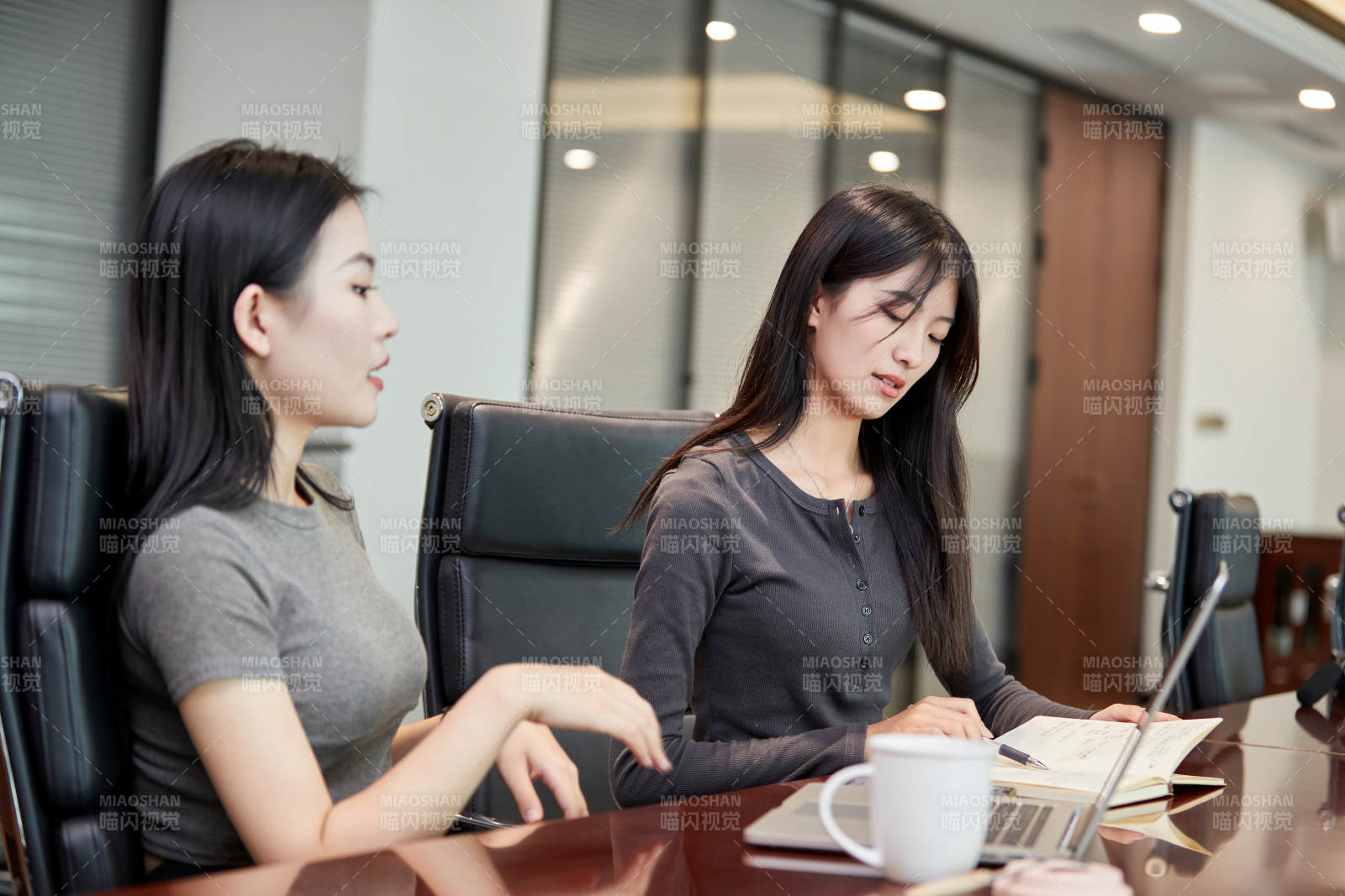 在室內使用電腦辦公的亞洲白領女性