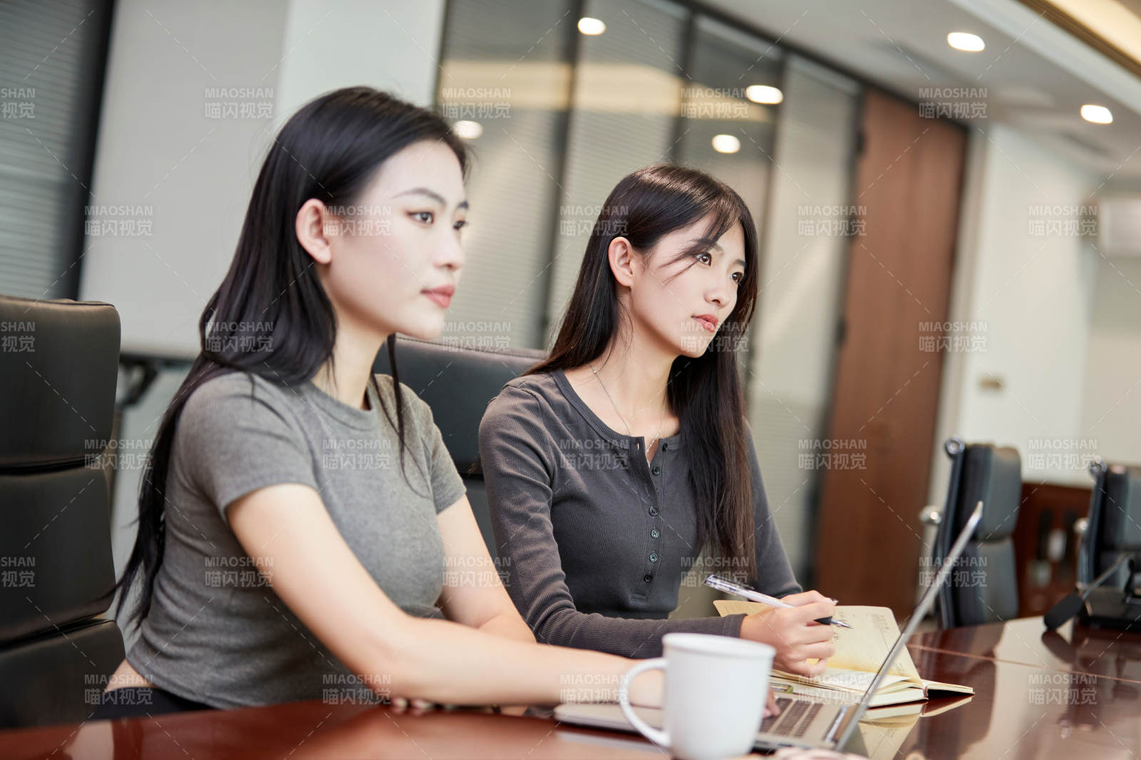 在室內使用電腦辦公的亞洲白領女性