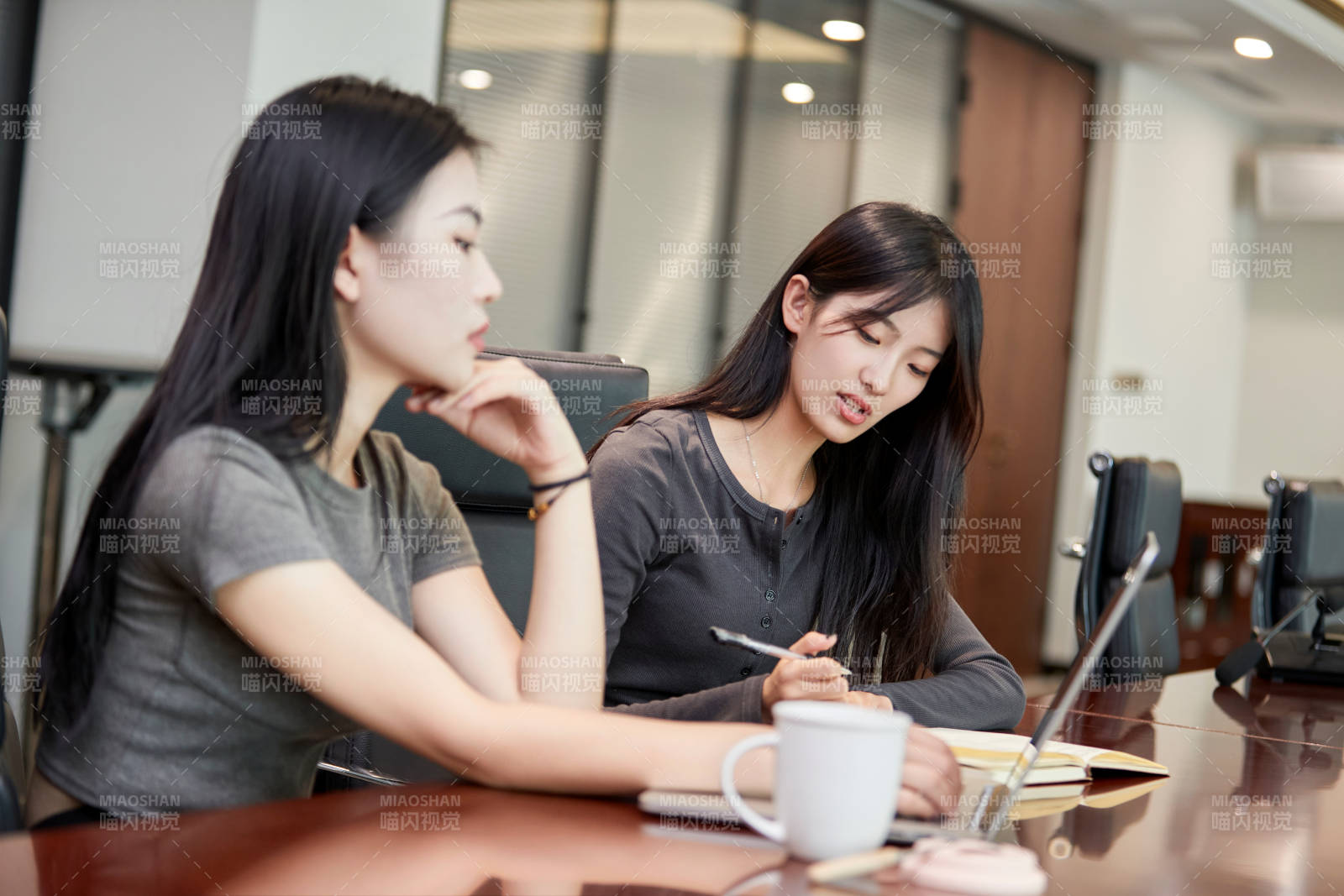 在室內使用電腦辦公的亞洲白領女性