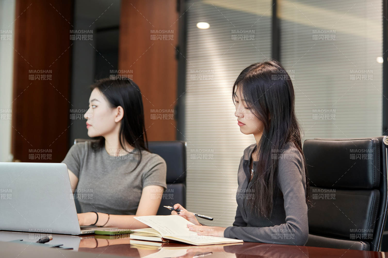 在室內使用電腦辦公的亞洲白領女性