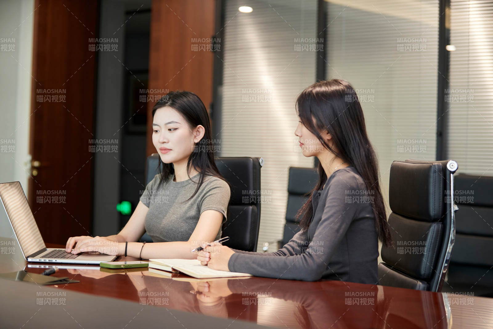 在室內使用電腦辦公的亞洲白領女性