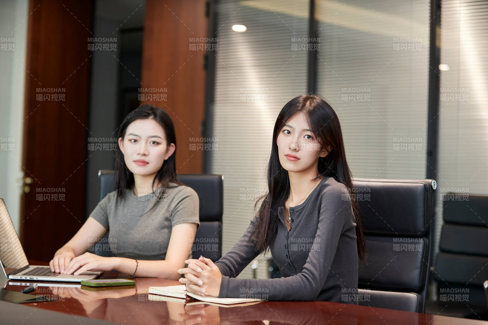 在室內(nèi)使用電腦辦公的亞洲白領(lǐng)女性