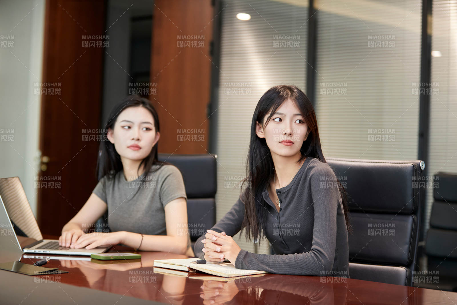 在室內使用電腦辦公的亞洲白領女性