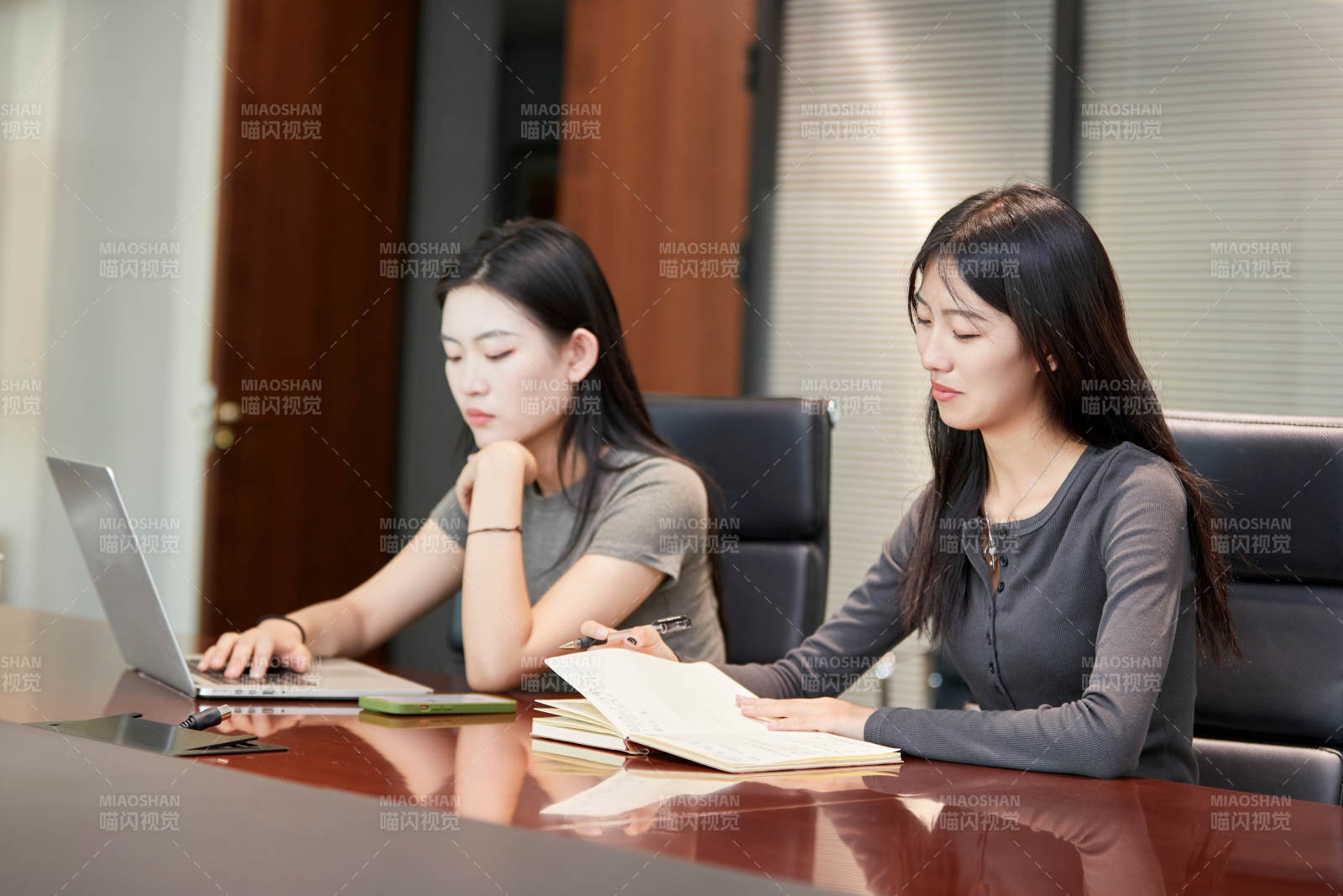 在室內使用電腦辦公的亞洲白領女性