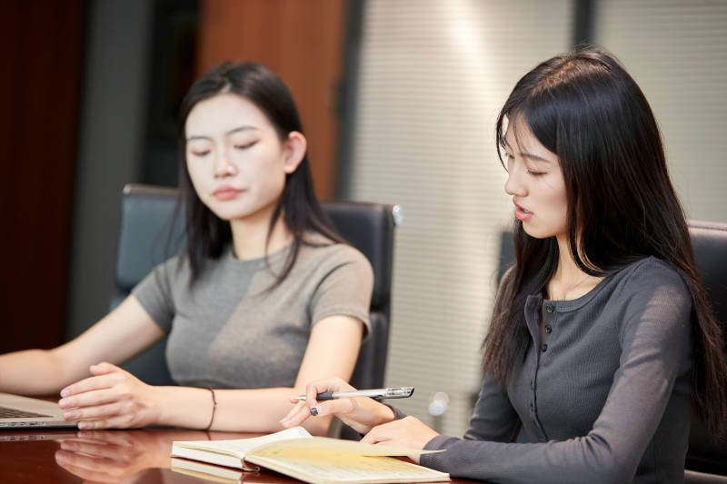 在室内使用电脑办公的亚洲白领女性