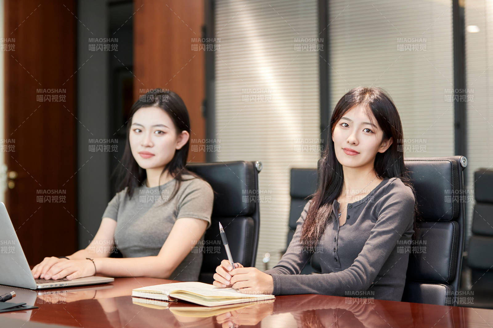 在室內使用電腦辦公的亞洲白領女性