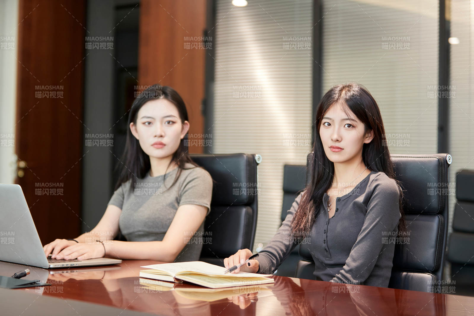 在室內使用電腦辦公的亞洲白領女性