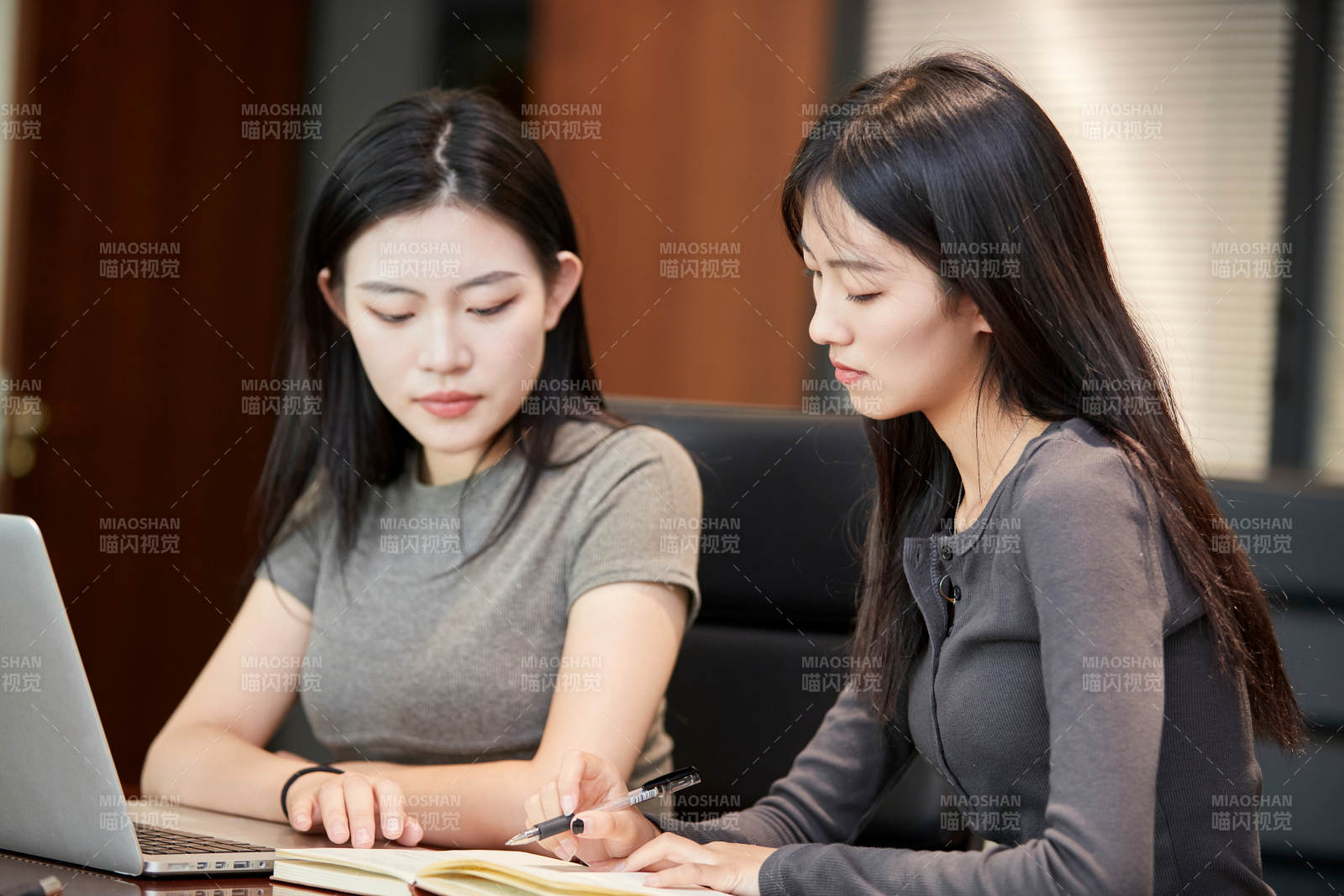 在室內使用電腦辦公的亞洲白領女性