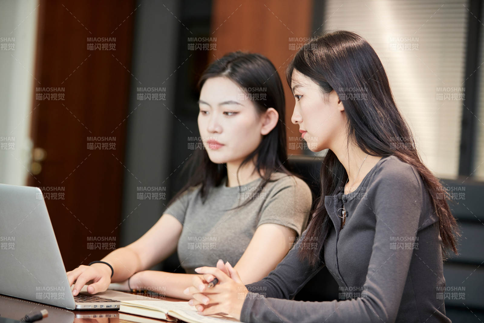 在室內使用電腦辦公的亞洲白領女性