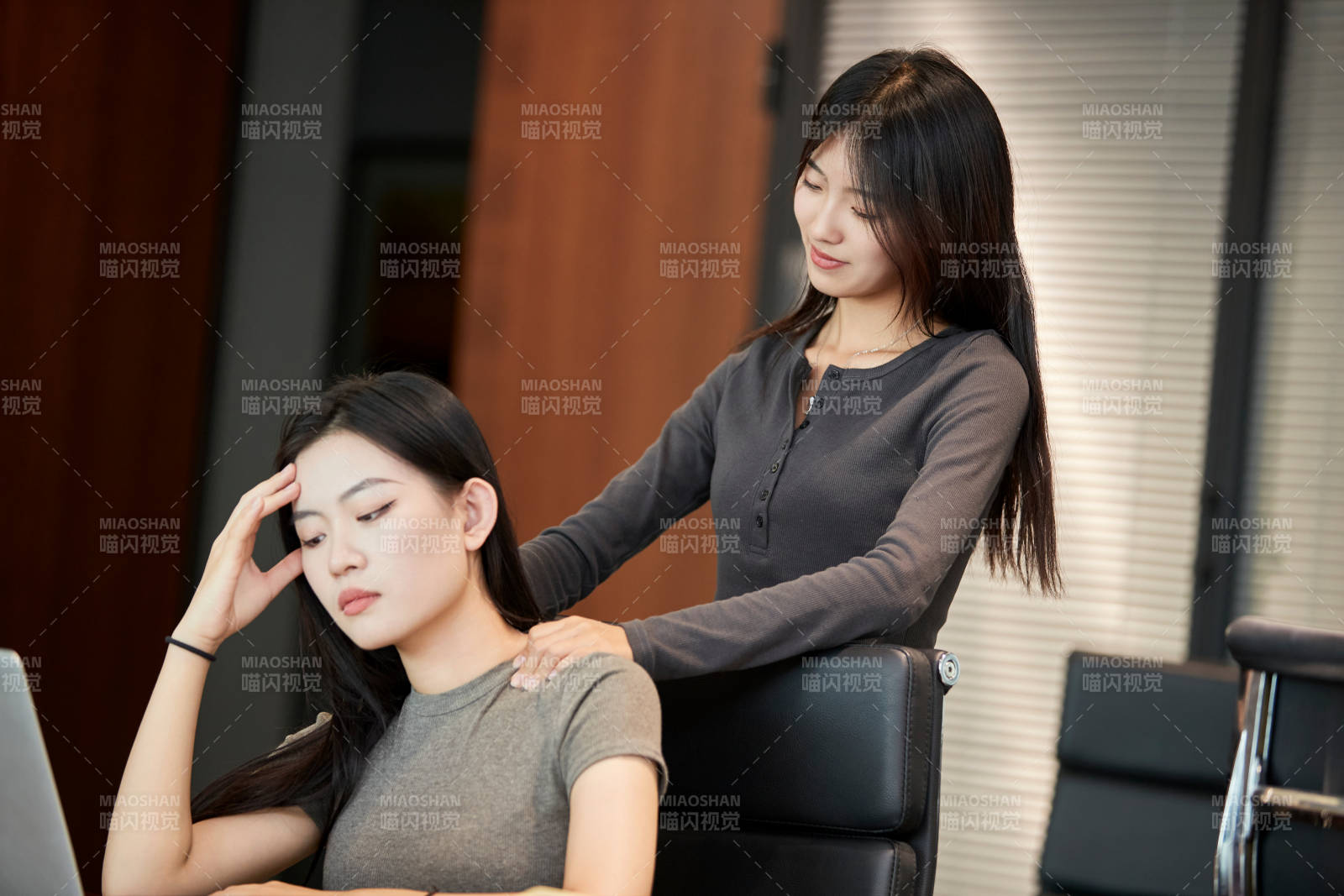 在室內(nèi)使用電腦辦公的亞洲白領(lǐng)女性