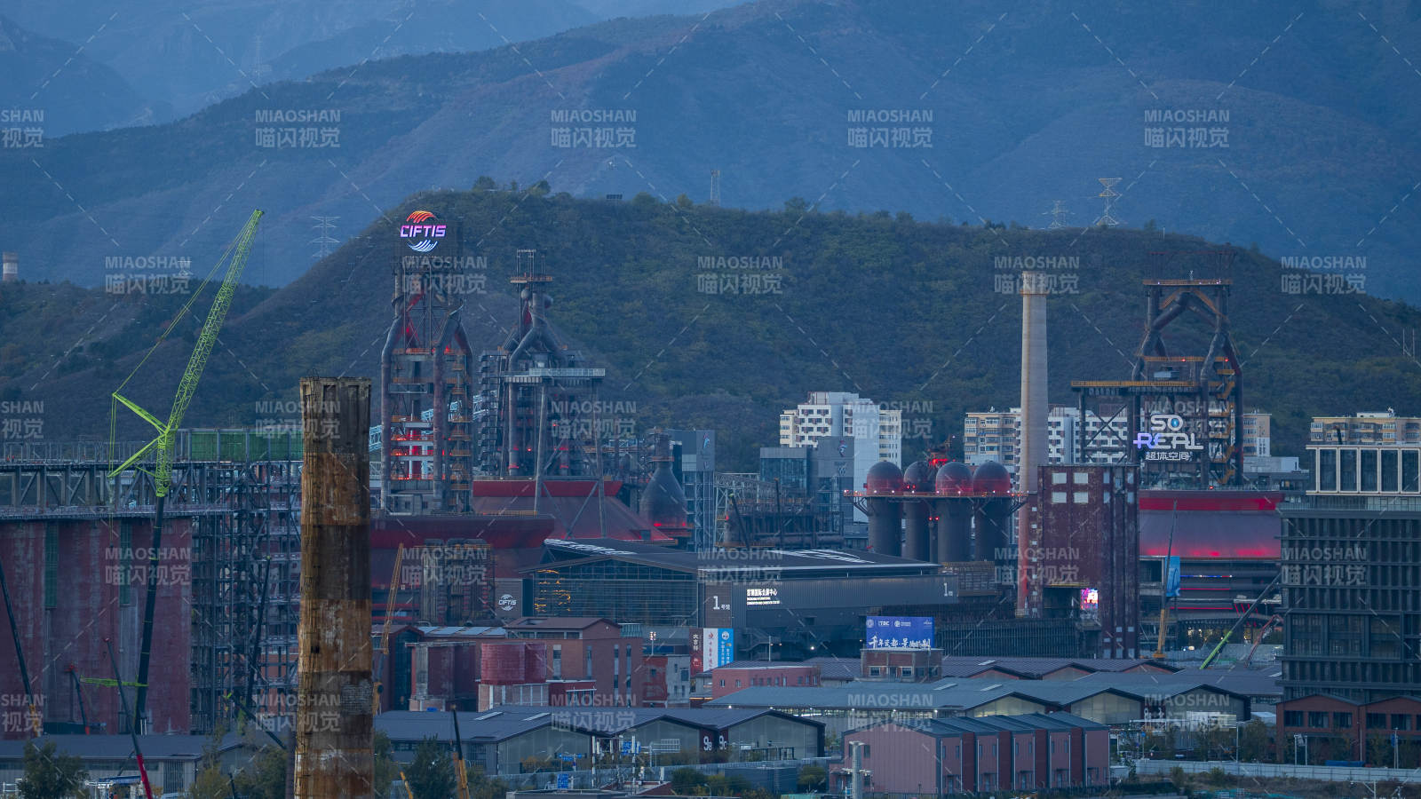 暮色中的石景山首钢园