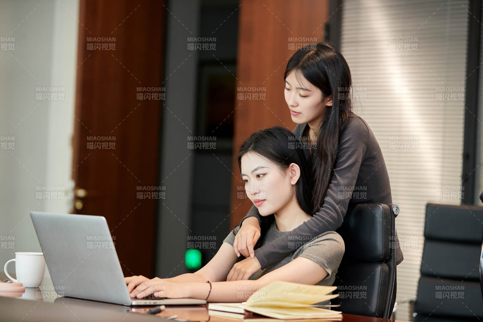 在室內使用電腦辦公的亞洲白領女性