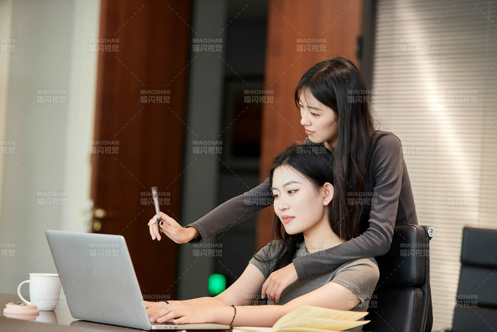 在室內使用電腦辦公的亞洲白領女性