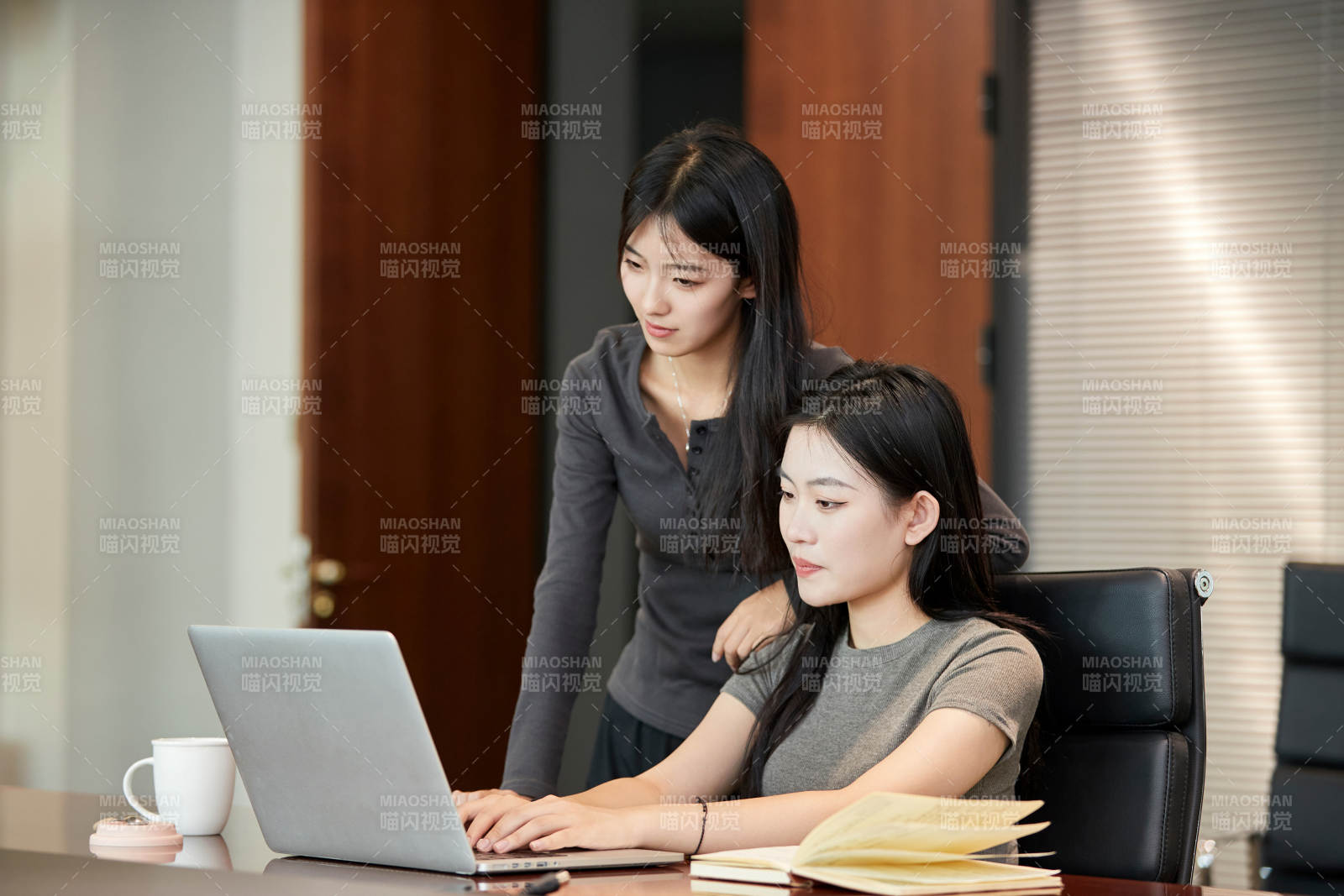 在室內(nèi)使用電腦辦公的亞洲白領(lǐng)女性