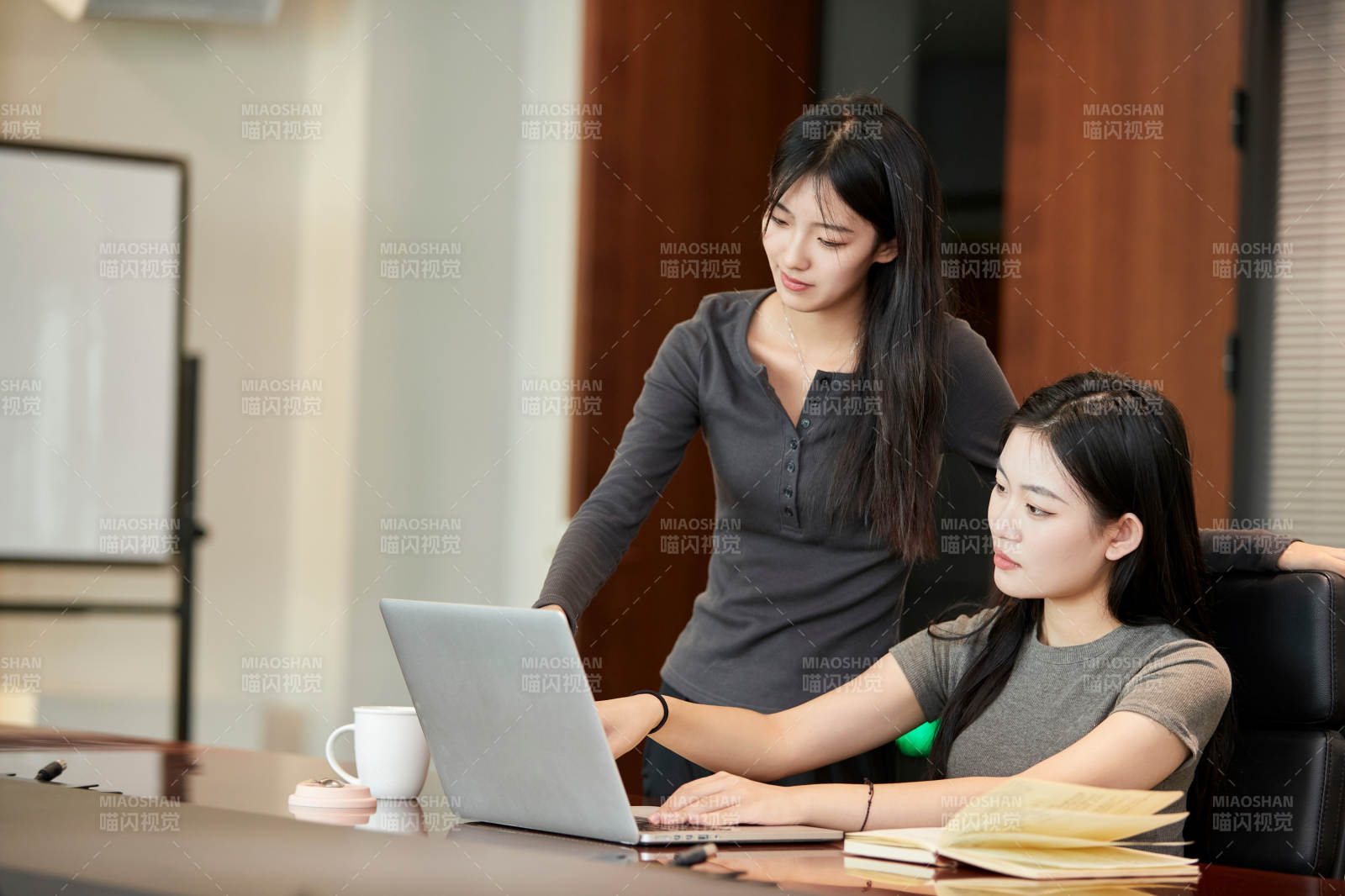 在室內使用電腦辦公的亞洲白領女性