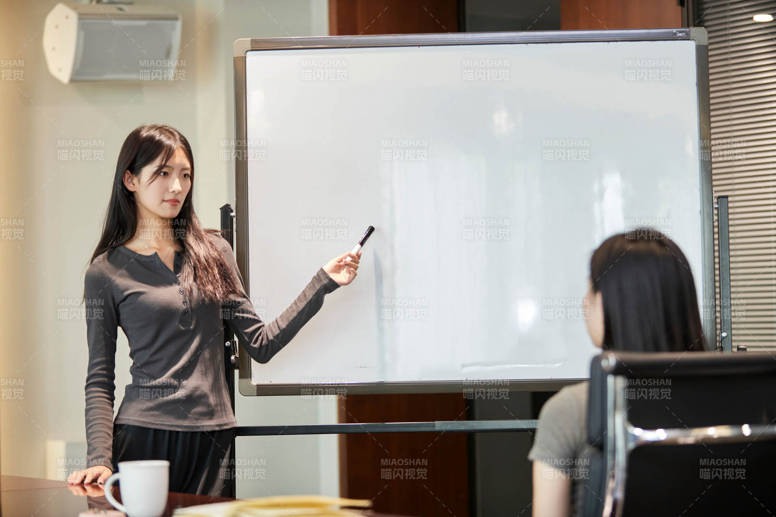 在室內使用電腦辦公的亞洲白領女性