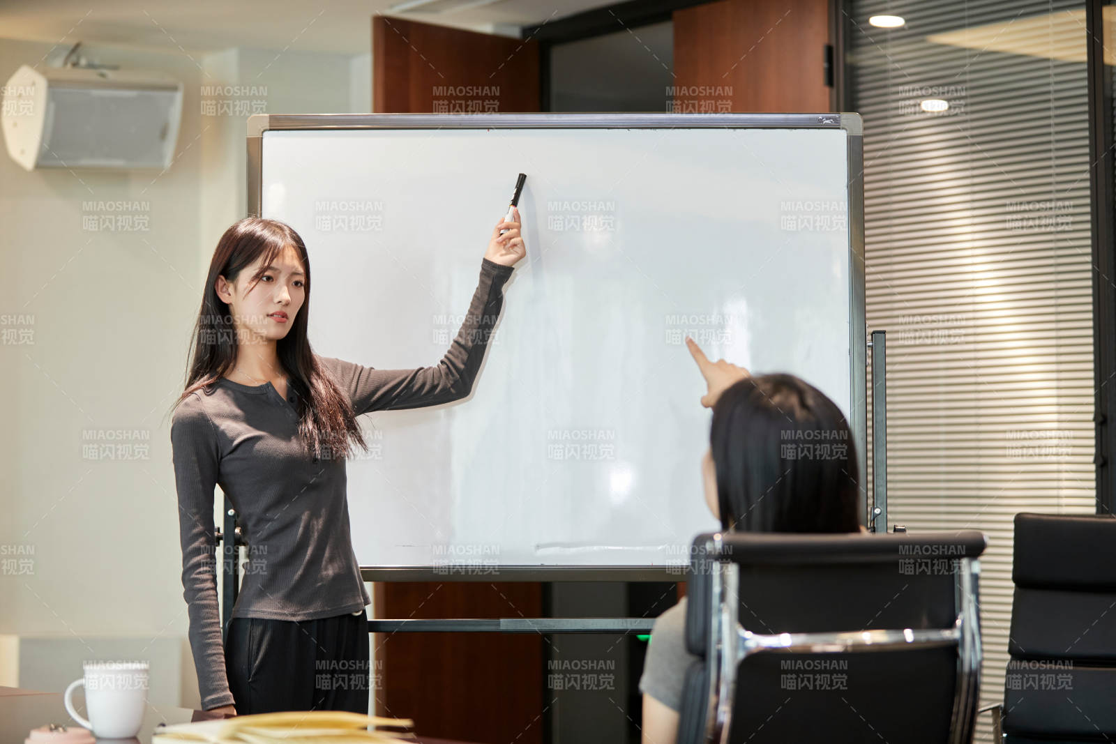 在室內使用電腦辦公的亞洲白領女性