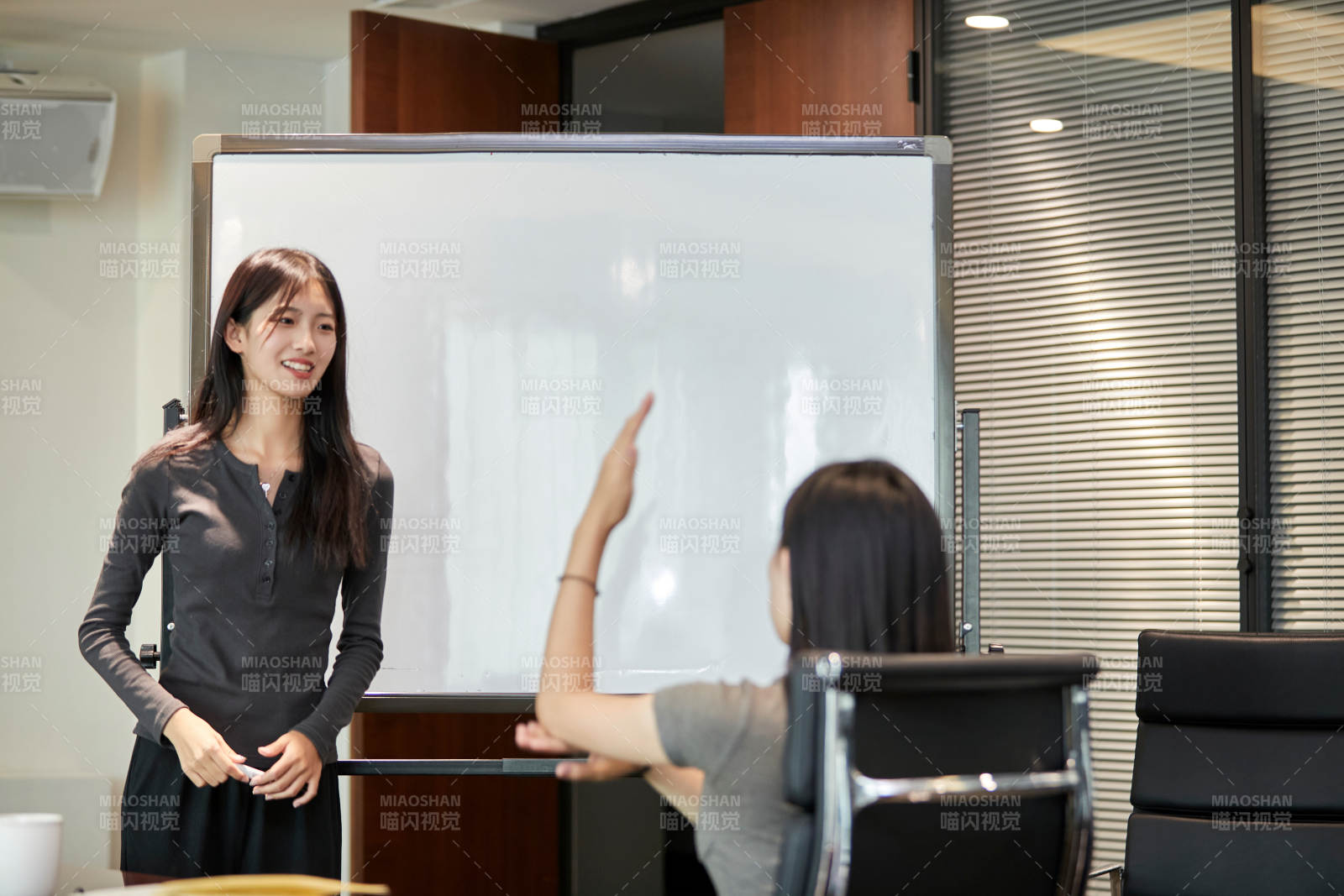 在室內(nèi)使用電腦辦公的亞洲白領(lǐng)女性