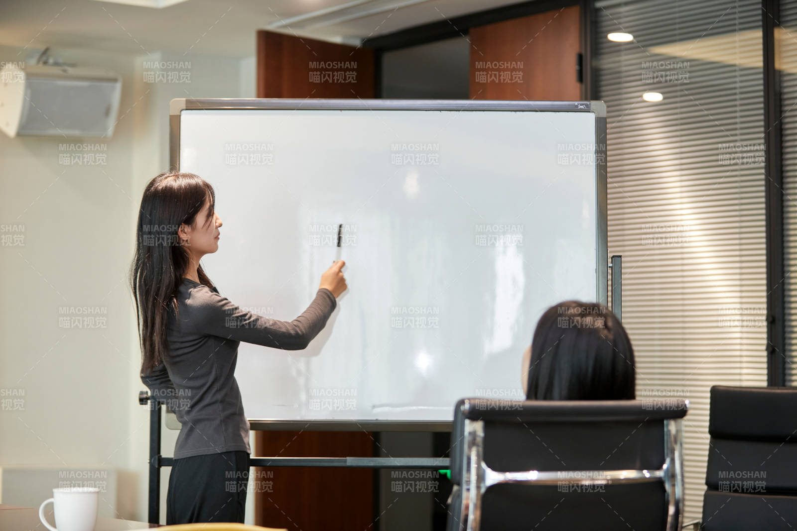 在室內使用電腦辦公的亞洲白領女性