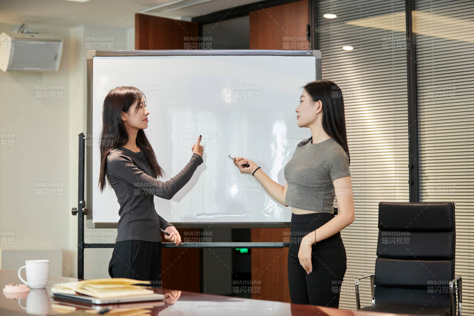 在室內(nèi)使用電腦辦公的亞洲白領(lǐng)女性