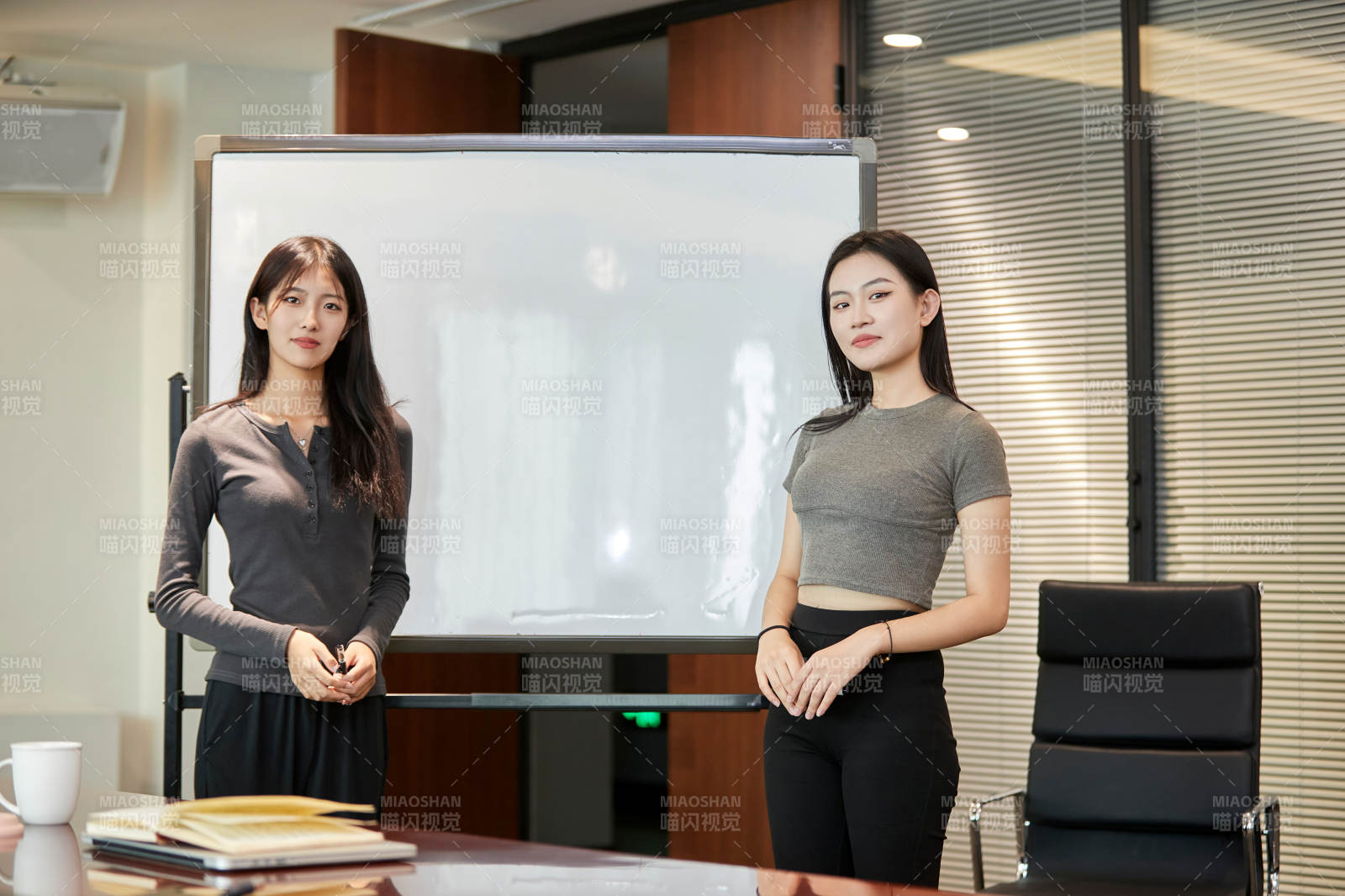 在室内使用电脑办公的亚洲白领女性