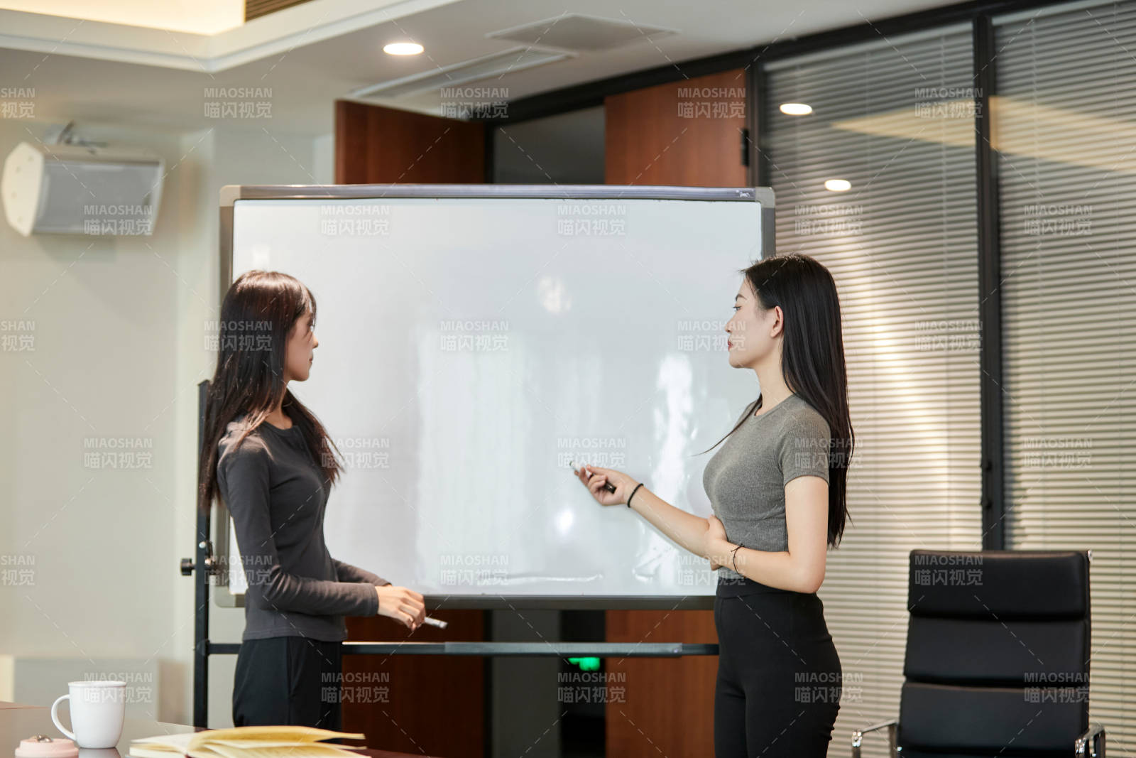 在室內使用電腦辦公的亞洲白領女性