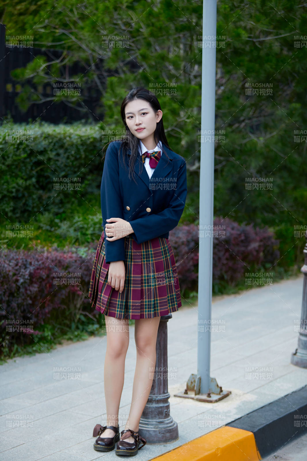 開學(xué)季放學(xué)回家路上的女學(xué)生