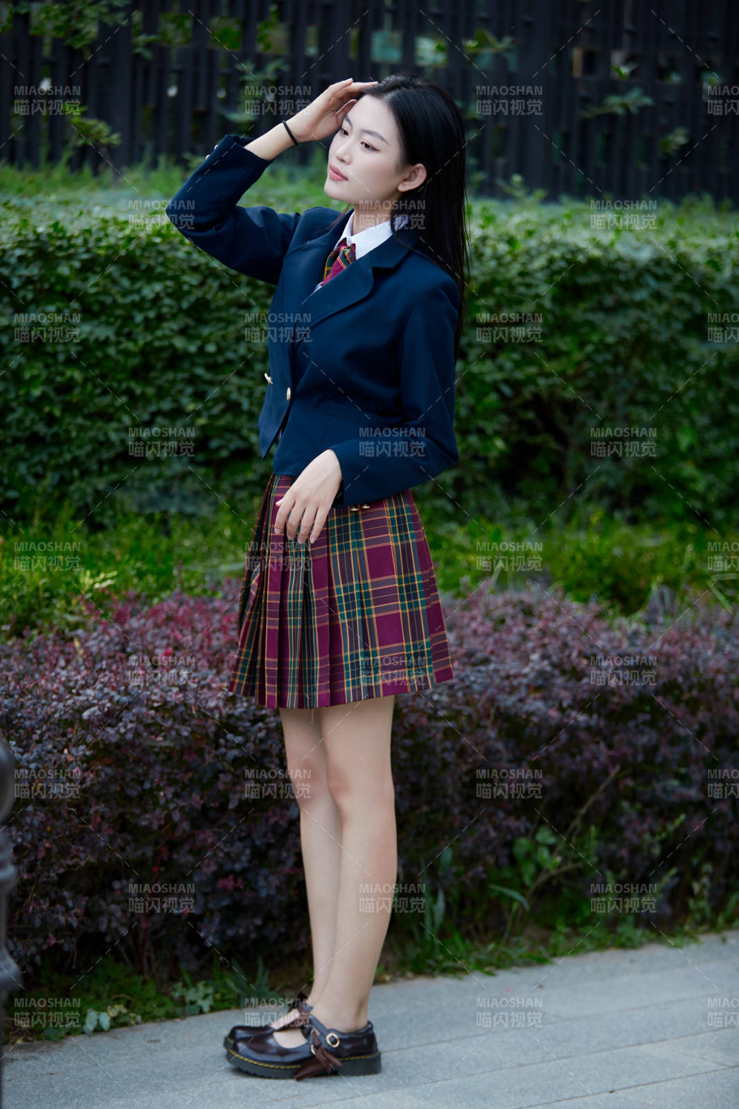 開(kāi)學(xué)季放學(xué)回家路上的女學(xué)生