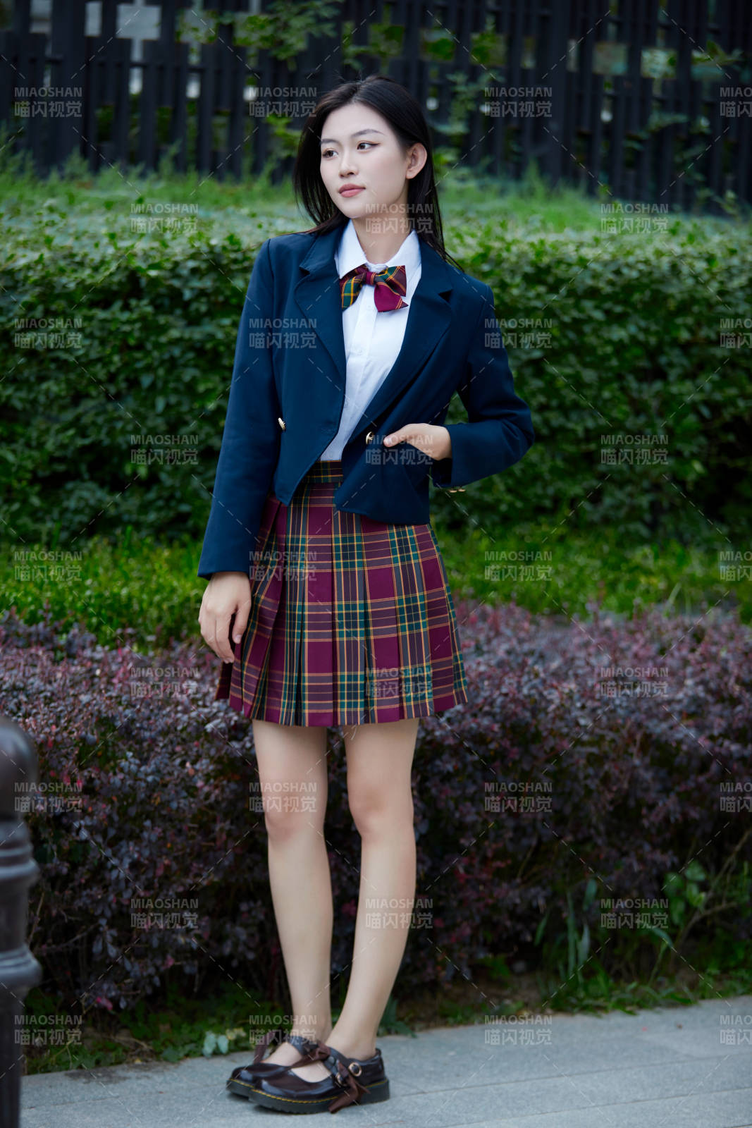 開學季放學回家路上的女學生