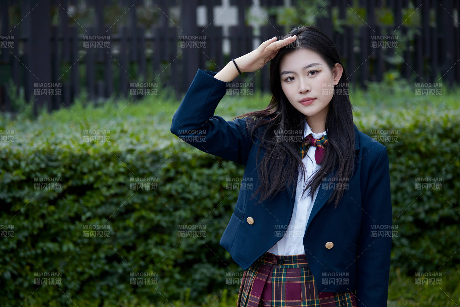 開學季放學回家路上的女學生