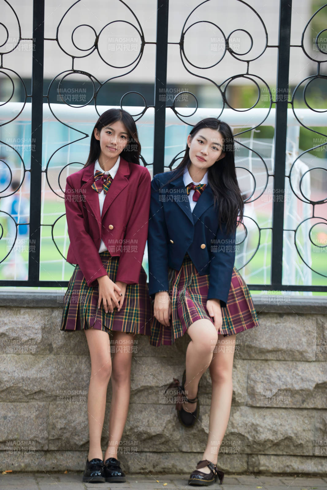 開學季放學回家路上的女學生