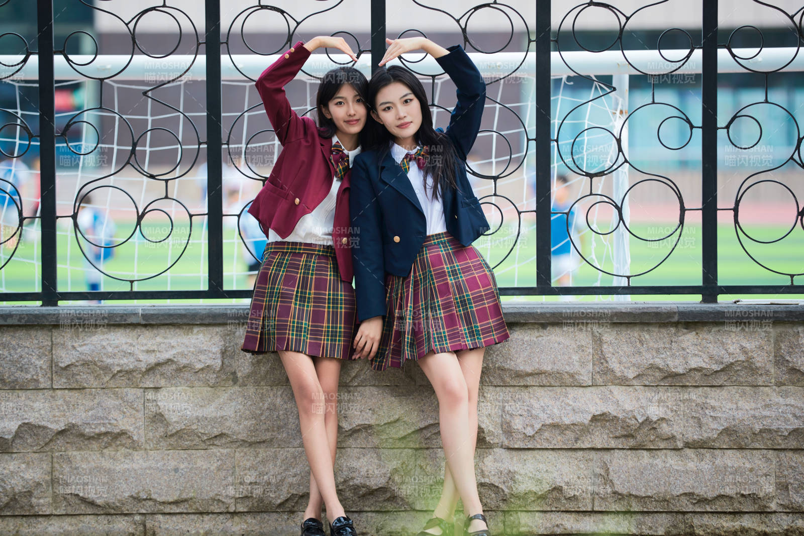 開學季放學回家路上的女學生