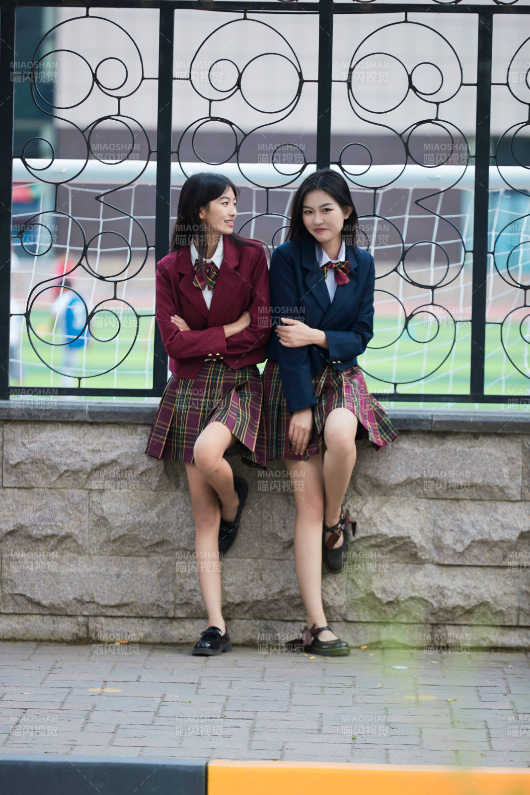 開學季放學回家路上的女學生