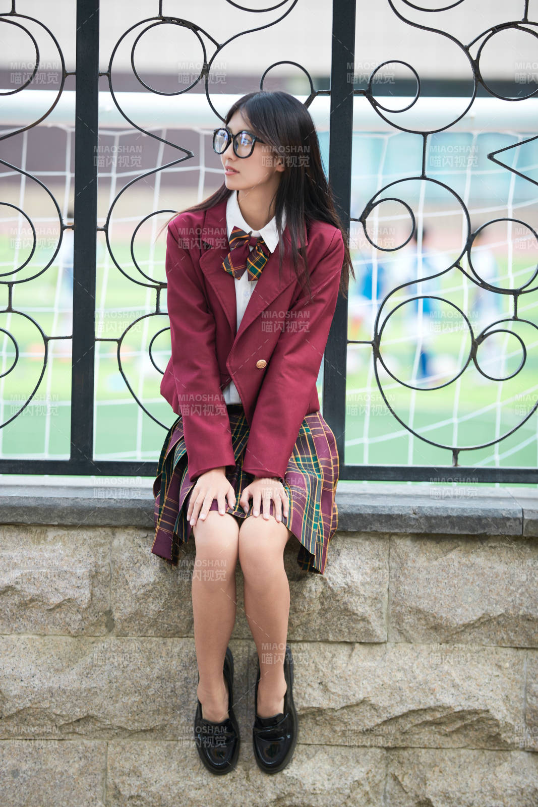 開學季放學回家路上的女學生