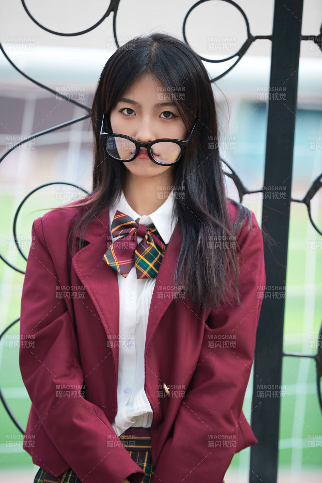 開學季放學回家路上的女學生