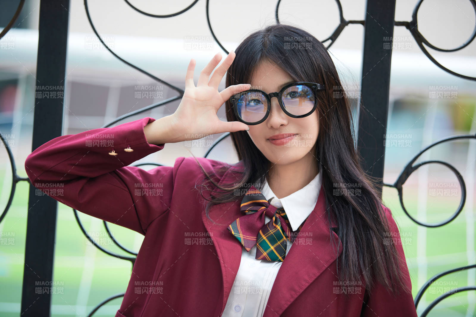 開學季放學回家路上的女學生