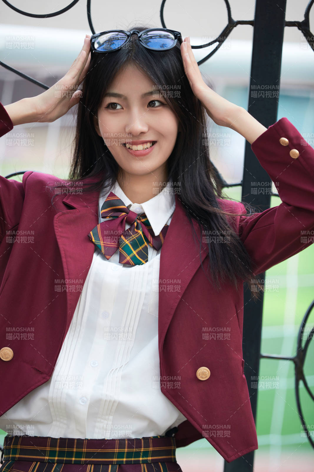 開學季放學回家路上的女學生