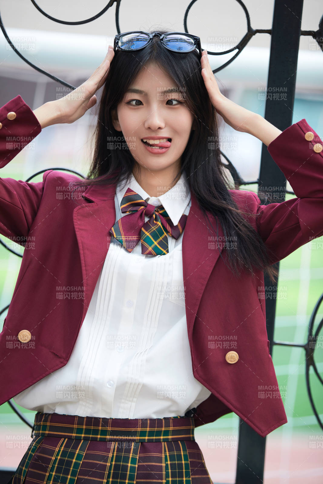 開學季放學回家路上的女學生