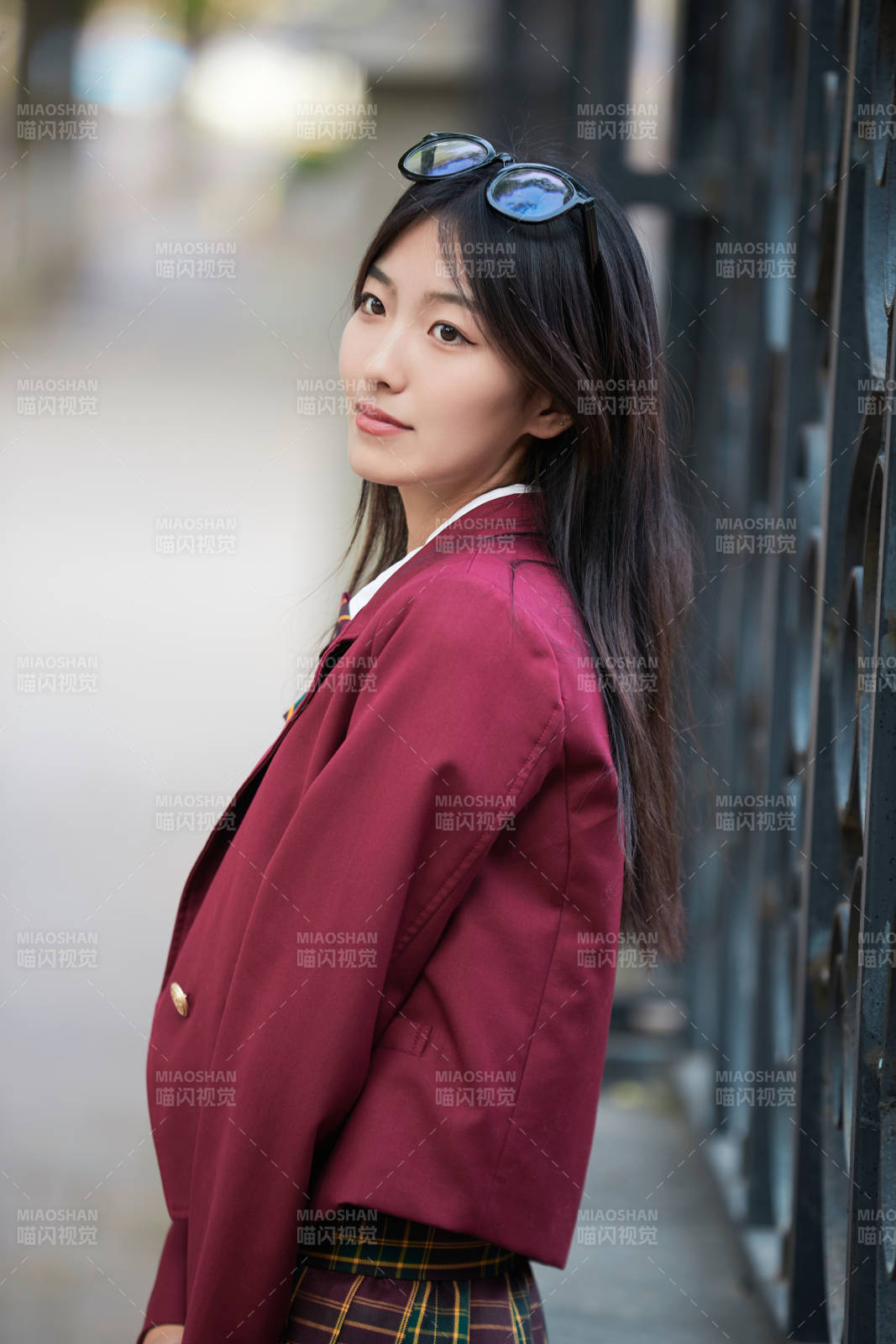 開學季放學回家路上的女學生